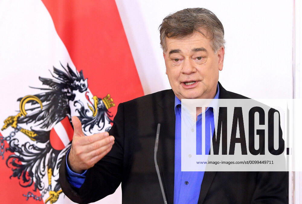 Wien AUT, Akutelle Entwicklungen zur Coronaerkrankung in Oesterreich 17.04.2020, Bundeskanzleramt, Wien, AUT, Akutelle Entwicklungen zur Coronaerkrankung in Oesterreich, Pressekonferenz zum Thema Aktuelles im Bereich Kunst und Kultur sowie Veranstaltungen im Allgemeinen, im Bild Vizekanzler Werner Kogler (G) Vizekanzler Werner Kogler (G) during a press conference on the subject news in the field of art and culture as well as events in general of Austrian Goverment about the Coronavirus Pandemie at the Bundeskanzleramt in Wien, Austria on 2020 04 17.