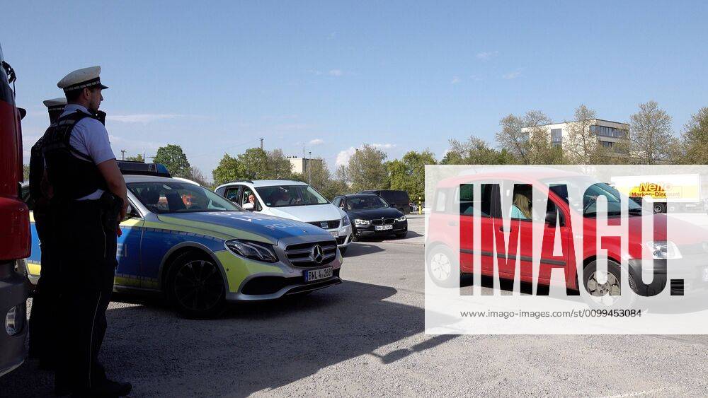 CORONA: Großveranstaltung geht nicht...? Autokino auf der Theresienwiese (Festplatz) in Heilbronn geht mit Hygieneregeln - 1. Autokino auf Festplatz durch Minister Strobel mit eröffnet Das 1. Autokino auf einem Festplatz wurde innerhalb kürzester Zeit in Heilbronn auf dem Festplatz (Therersienwiese) eröffnet. Innenminister Thomas Strobel dessen Heimatstadt Heilbronn ist, eröffnet zusammen mit dem Oberbürgermeister Harry Merkel das 1. Heilbronner Autokino. Da die Theresienwiese (Festplatz) in Heilbronn nun für längere Zeit für Großveranstaltungen gesperrt ist, hat man nun die Möglichkeit ein Autokino anzubieten, ganz unter der Einhaltung der Corona Verhaltens- und Abstandsregeln. Innerhalb einer Woche hat der Veranstalter zusammen mit der Stadt und mit Unterstützung des Innenministers was eine UKW Frequenz für Radio angeht, dieses Autokino