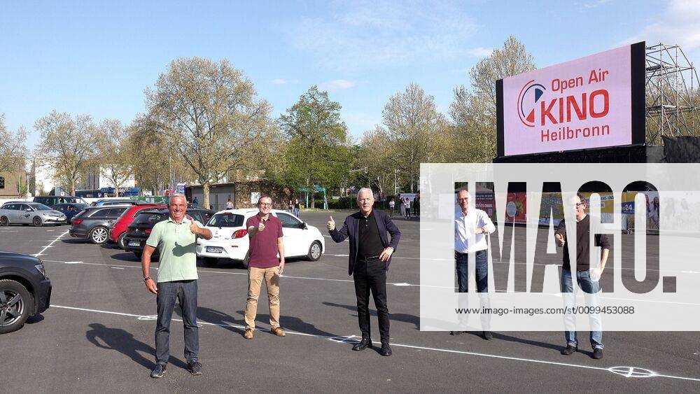 CORONA: Großveranstaltung geht nicht...? Autokino auf der Theresienwiese (Festplatz) in Heilbronn geht mit Hygieneregeln - 1. Autokino auf Festplatz durch Minister Strobel mit eröffnet Das 1. Autokino auf einem Festplatz wurde innerhalb kürzester Zeit in Heilbronn auf dem Festplatz (Therersienwiese) eröffnet. Innenminister Thomas Strobel dessen Heimatstadt Heilbronn ist, eröffnet zusammen mit dem Oberbürgermeister Harry Merkel das 1. Heilbronner Autokino. Da die Theresienwiese (Festplatz) in Heilbronn nun für längere Zeit für Großveranstaltungen gesperrt ist, hat man nun die Möglichkeit ein Autokino anzubieten, ganz unter der Einhaltung der Corona Verhaltens- und Abstandsregeln. Innerhalb einer Woche hat der Veranstalter zusammen mit der Stadt und mit Unterstützung des Innenministers was eine UKW Frequenz für Radio angeht, dieses Autokino