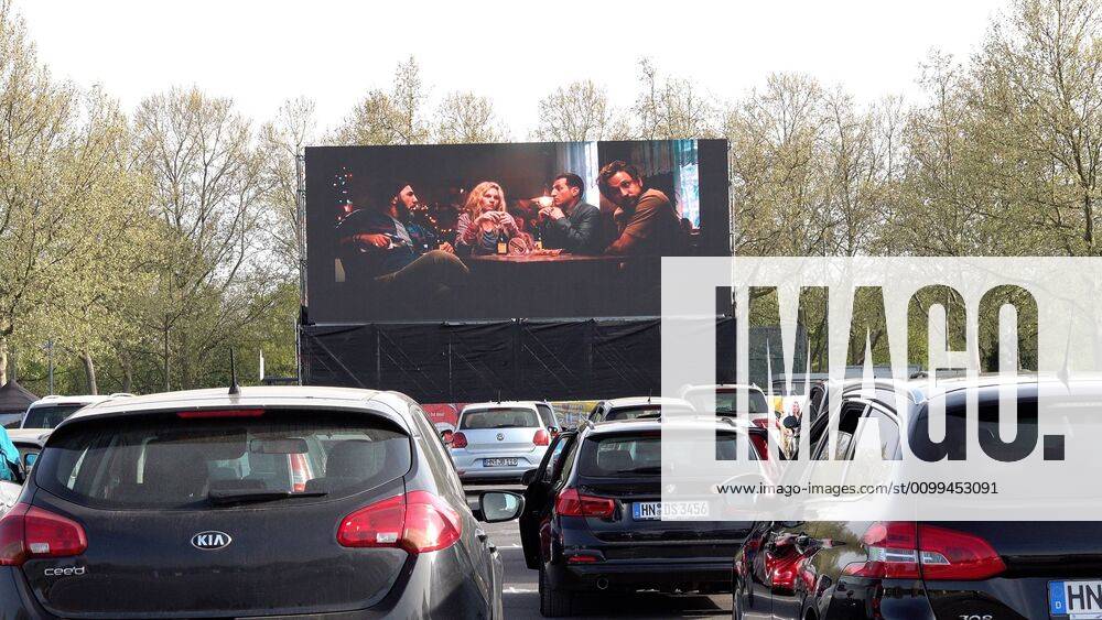 CORONA: Großveranstaltung geht nicht...? Autokino auf der Theresienwiese (Festplatz) in Heilbronn geht mit Hygieneregeln - 1. Autokino auf Festplatz durch Minister Strobel mit eröffnet Das 1. Autokino auf einem Festplatz wurde innerhalb kürzester Zeit in Heilbronn auf dem Festplatz (Therersienwiese) eröffnet. Innenminister Thomas Strobel dessen Heimatstadt Heilbronn ist, eröffnet zusammen mit dem Oberbürgermeister Harry Merkel das 1. Heilbronner Autokino. Da die Theresienwiese (Festplatz) in Heilbronn nun für längere Zeit für Großveranstaltungen gesperrt ist, hat man nun die Möglichkeit ein Autokino anzubieten, ganz unter der Einhaltung der Corona Verhaltens- und Abstandsregeln. Innerhalb einer Woche hat der Veranstalter zusammen mit der Stadt und mit Unterstützung des Innenministers was eine UKW Frequenz für Radio angeht, dieses Autokino