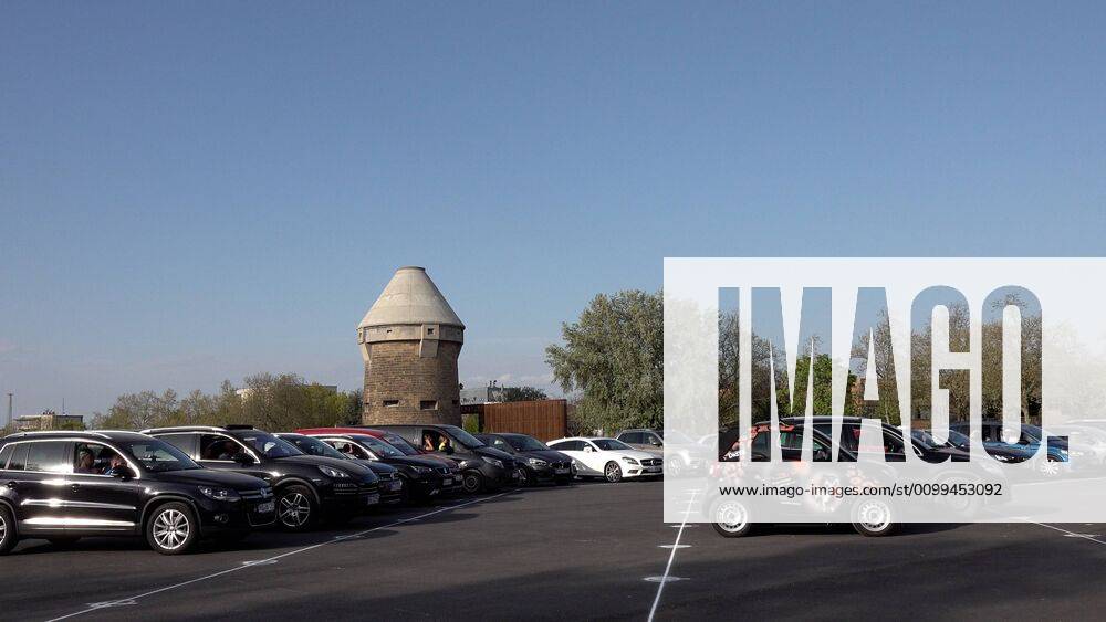 CORONA: Großveranstaltung geht nicht...? Autokino auf der Theresienwiese (Festplatz) in Heilbronn geht mit Hygieneregeln - 1. Autokino auf Festplatz durch Minister Strobel mit eröffnet Das 1. Autokino auf einem Festplatz wurde innerhalb kürzester Zeit in Heilbronn auf dem Festplatz (Therersienwiese) eröffnet. Innenminister Thomas Strobel dessen Heimatstadt Heilbronn ist, eröffnet zusammen mit dem Oberbürgermeister Harry Merkel das 1. Heilbronner Autokino. Da die Theresienwiese (Festplatz) in Heilbronn nun für längere Zeit für Großveranstaltungen gesperrt ist, hat man nun die Möglichkeit ein Autokino anzubieten, ganz unter der Einhaltung der Corona Verhaltens- und Abstandsregeln. Innerhalb einer Woche hat der Veranstalter zusammen mit der Stadt und mit Unterstützung des Innenministers was eine UKW Frequenz für Radio angeht, dieses Autokino