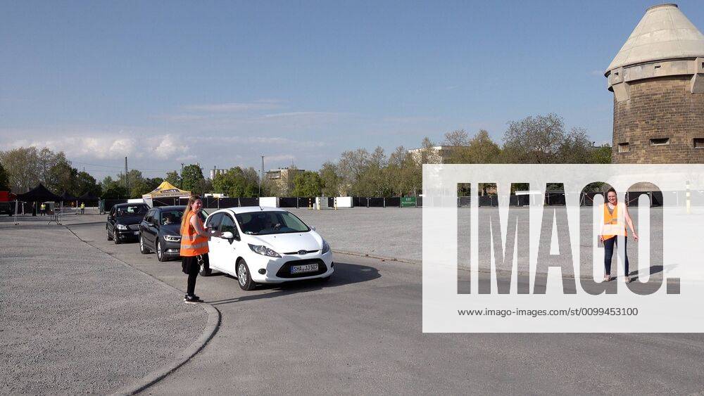 CORONA: Großveranstaltung geht nicht...? Autokino auf der Theresienwiese (Festplatz) in Heilbronn geht mit Hygieneregeln - 1. Autokino auf Festplatz durch Minister Strobel mit eröffnet Das 1. Autokino auf einem Festplatz wurde innerhalb kürzester Zeit in Heilbronn auf dem Festplatz (Therersienwiese) eröffnet. Innenminister Thomas Strobel dessen Heimatstadt Heilbronn ist, eröffnet zusammen mit dem Oberbürgermeister Harry Merkel das 1. Heilbronner Autokino. Da die Theresienwiese (Festplatz) in Heilbronn nun für längere Zeit für Großveranstaltungen gesperrt ist, hat man nun die Möglichkeit ein Autokino anzubieten, ganz unter der Einhaltung der Corona Verhaltens- und Abstandsregeln. Innerhalb einer Woche hat der Veranstalter zusammen mit der Stadt und mit Unterstützung des Innenministers was eine UKW Frequenz für Radio angeht, dieses Autokino