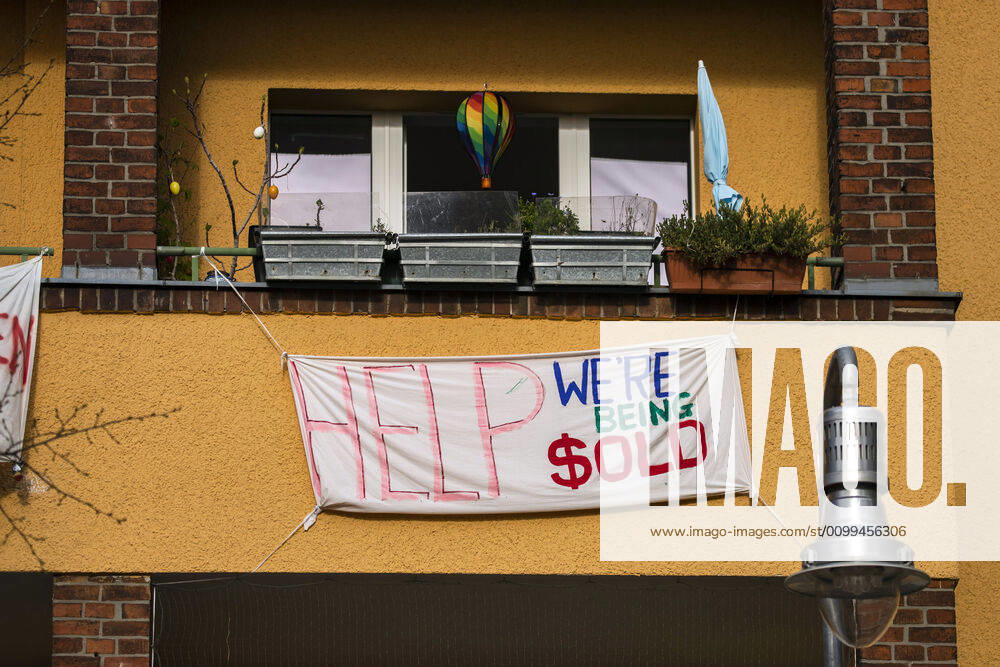 Banner with the text Help, we are being old in Berlin on April 17, 2020 Coronavirus in Berlin