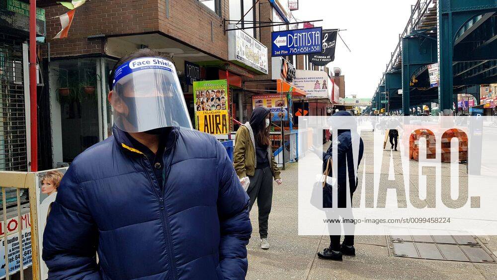 People with facial masks walk at a street in Queens, New York, 17 April 2020. The executive order of the Governor of New York, Andrew Cuomo, which requires mouth and nose to be covered in transportation and in public places where the social distance of six feet (two meters) cannot be maintained, takes effect this Friday at eight o clock local time. New York public order to cover nose and mouth to limit infection !ACHTUNG: NUR REDAKTIONELLE NUTZUNG!