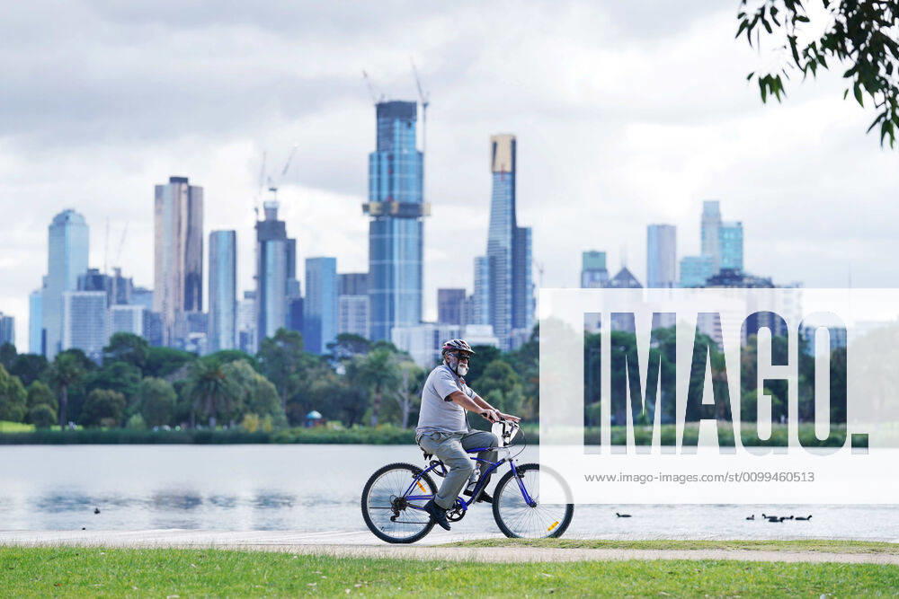 AUSTRALIA CORONAVIRUS COVID-19, People exercise at Albert Park Lake in Melbourne, Saturday, April 18, 2020. Victoria s stage three social distancing laws started with a ban on all but the most basic outdoor activities to try and combat the spread of Coronavirus (COVID-19). ( NO ARCHIVING, , NO USE IN BOOKS WITHOUT CONSENT MELBOURNE VIC AUSTRALIA