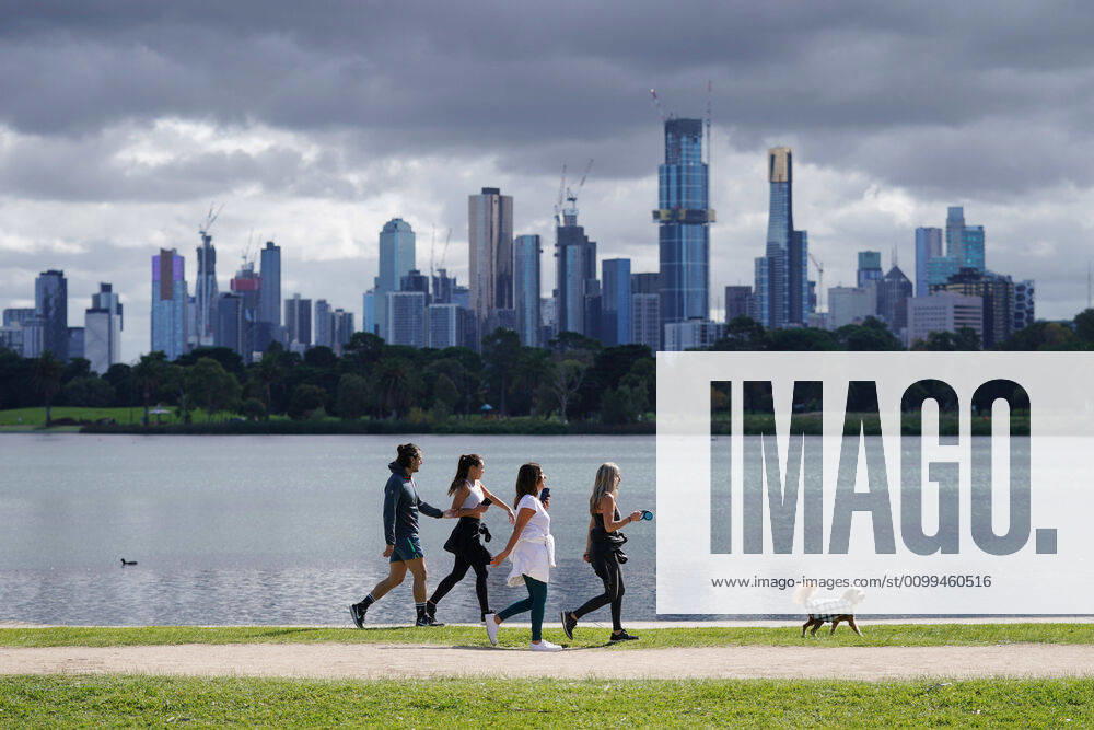 AUSTRALIA CORONAVIRUS COVID-19, People exercise at Albert Park Lake in Melbourne, Saturday, April 18, 2020. Victoria s stage three social distancing laws started with a ban on all but the most basic outdoor activities to try and combat the spread of Coronavirus (COVID-19). ( NO ARCHIVING, , NO USE IN BOOKS WITHOUT CONSENT MELBOURNE VIC AUSTRALIA