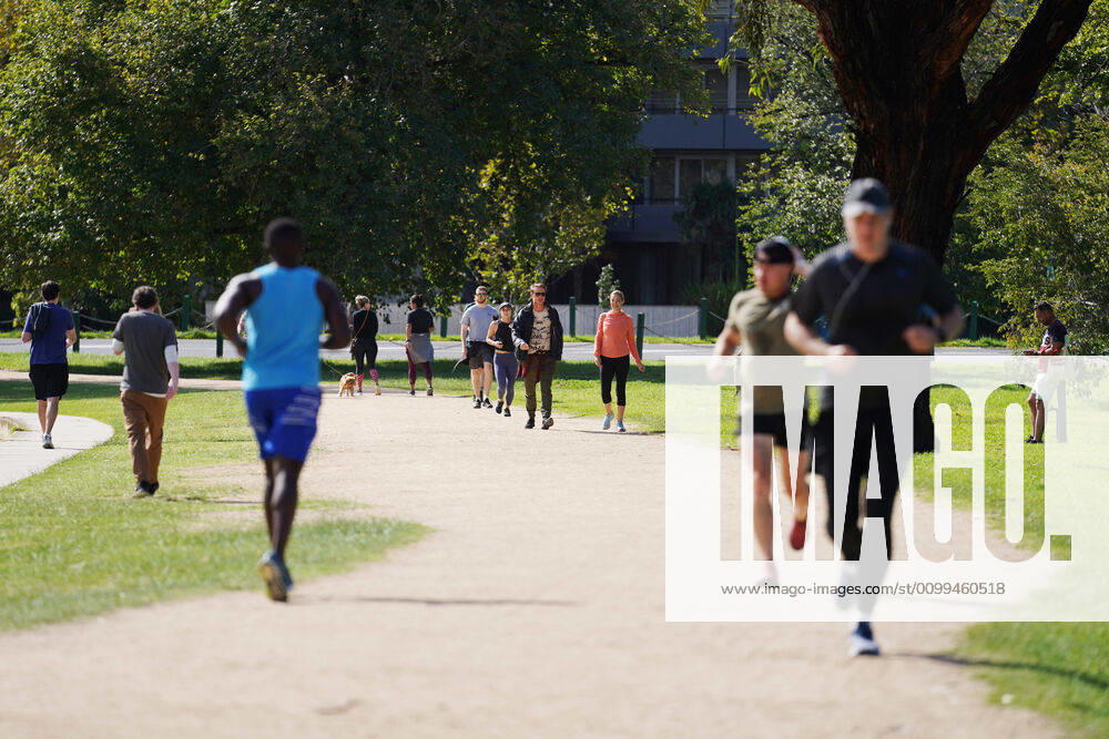 AUSTRALIA CORONAVIRUS COVID-19, People exercise at Albert Park Lake in Melbourne, Saturday, April 18, 2020. Victoria s stage three social distancing laws started with a ban on all but the most basic outdoor activities to try and combat the spread of Coronavirus (COVID-19). ( NO ARCHIVING, , NO USE IN BOOKS WITHOUT CONSENT MELBOURNE VIC AUSTRALIA