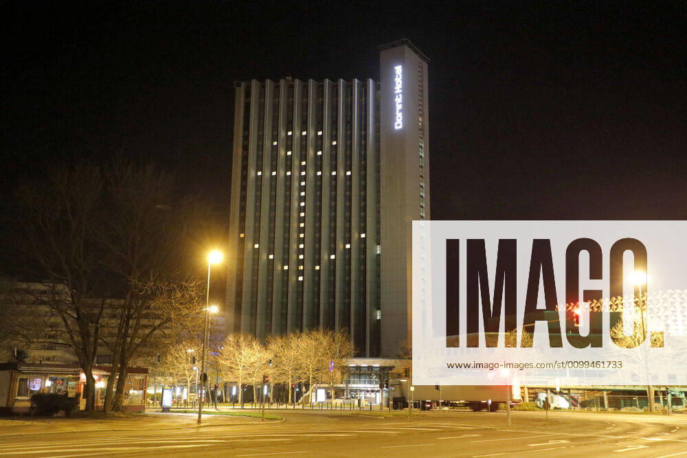 Hope 18 04 2020, Chemnitz in the Corona crisis, Brückenstrasse, high-rise Hotel Dorint in the city centre, every day at about 10 p.m. lights are switched on in the unoccupied rooms of the hotel, so high above Chemnitz a light sign with changing motifs Besides sun, smilies today the sign of hope shines an anchor on the facade Chemnitz Saxony FRG