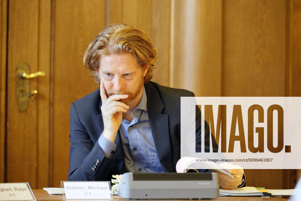 PK_Stadtverordneten_vorbereitung 17.04.2020, Chemnitz,Rathaus, Markt, Stadtverordneten Saal, zur heutigen Pressekonfernz wurden aus Coronapandemie-Gründen die Journalisten in den Stadtverordnetensaal geladen. Hier konnten die Abstandsregeln eingehalten werden. Die Oberbürgermeisterin und die Bürgermeister schlagen dem Stadtrat ein erstes Paket an Maßnahmen vor, um die Folgen der Corona-Pandemie, insbesondere dort, wo Verwaltung und Stadtrat unmittelbar Verantwortung tragen. Bei vielen Unterstützungsprojekten der Stadt sollen Programme des Bundes und des Freistaates unterstützt, flankiert oder ergänzt werden Ziel dieser Vorlage ist es, erste Folgen der weltweiten Corona-Pandemie für unsere Stadt aufzuzeigen. Dabei stehen die Lebensbereiche im Fokus, für die Stadtrat und Stadtverwaltung unmittelbare Verantwortung tragen , so Oberbürg