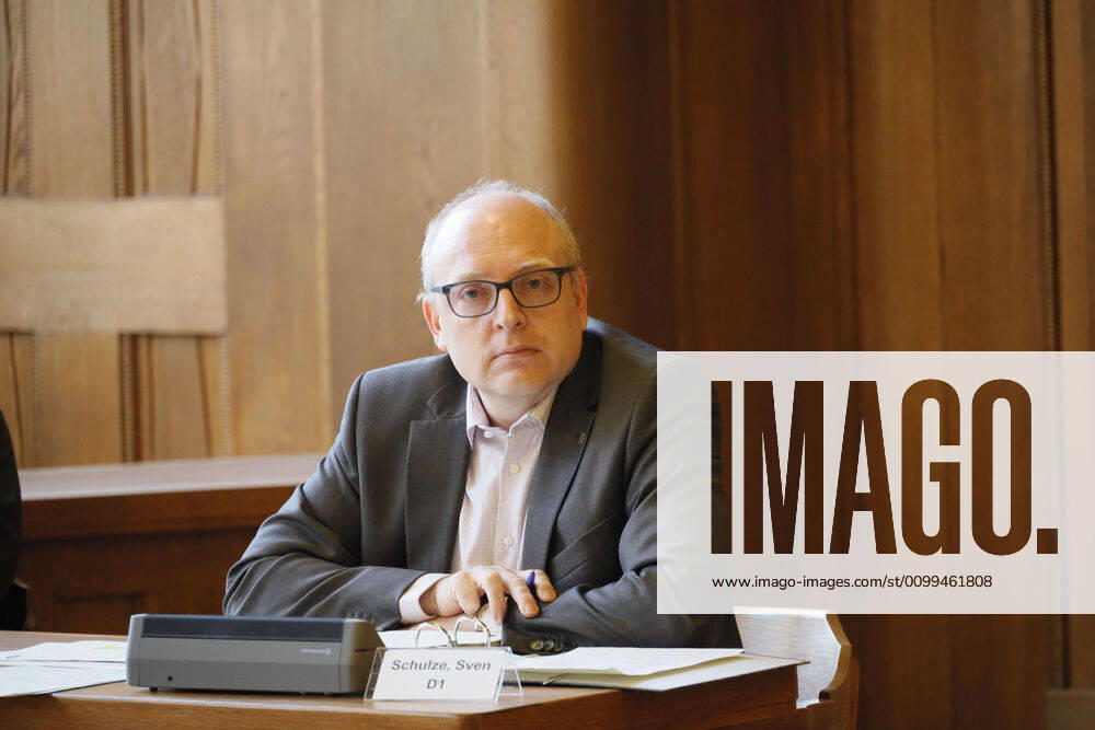 PK_Stadtverordneten_vorbereitung 17.04.2020, Chemnitz,Rathaus, Markt, Stadtverordneten Saal, zur heutigen Pressekonfernz wurden aus Coronapandemie-Gründen die Journalisten in den Stadtverordnetensaal geladen. Hier konnten die Abstandsregeln eingehalten werden. Die Oberbürgermeisterin und die Bürgermeister schlagen dem Stadtrat ein erstes Paket an Maßnahmen vor, um die Folgen der Corona-Pandemie, insbesondere dort, wo Verwaltung und Stadtrat unmittelbar Verantwortung tragen. Bei vielen Unterstützungsprojekten der Stadt sollen Programme des Bundes und des Freistaates unterstützt, flankiert oder ergänzt werden Ziel dieser Vorlage ist es, erste Folgen der weltweiten Corona-Pandemie für unsere Stadt aufzuzeigen. Dabei stehen die Lebensbereiche im Fokus, für die Stadtrat und Stadtverwaltung unmittelbare Verantwortung tragen , so Oberbürg