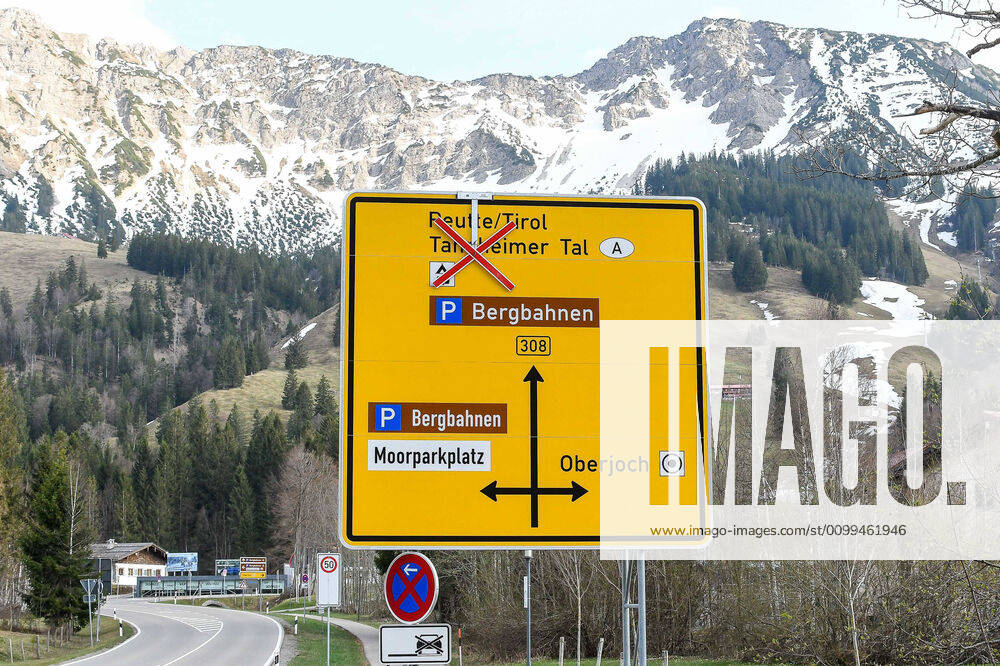 GER, Coronavirus, Closed border crossing point Schattwald between Germany and Austria 17 04 2020, border to Austria, Oberjoch Bad Hindelang , GER, Coronavirus, Closed border crossing point Schattwald between Germany and Austria, since 20 03 2020 crossing the border to Austria is only possible at certain border crossing points in the picture nph00200