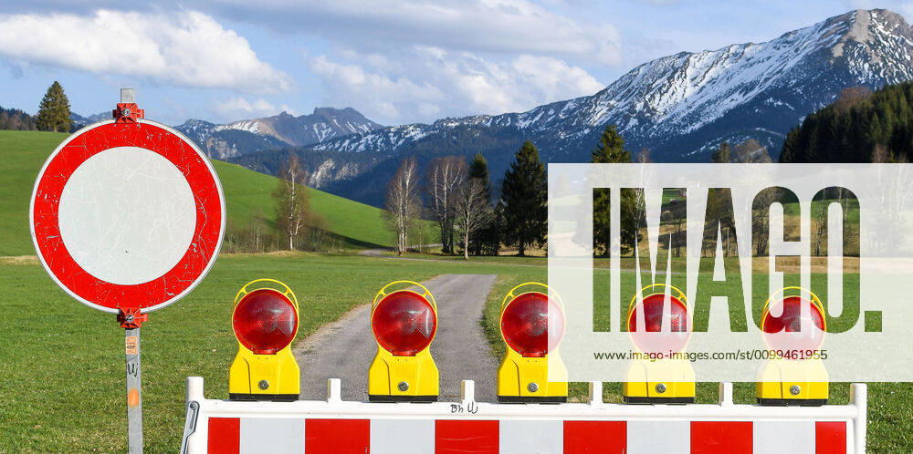 GER, Coronavirus, Closed border crossing point Unterjoch between Germany and Austria 17 04 2020, border to Austria, Unterjoch Bad Hindelang , GER, Coronavirus, Closed border crossing point Unterjoch between Germany and Austria, since 20 03 2020 the border crossing at the national border to Austria is o nph00200