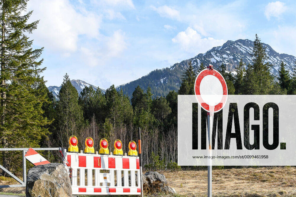 GER, Coronavirus, Closed border crossing point Unterjoch between Germany and Austria 17 04 2020, border to Austria, Unterjoch Bad Hindelang , GER, Coronavirus, Closed border crossing point Unterjoch between Germany and Austria, since 20 03 2020 the border crossing at the national border to Austria is o nph00200