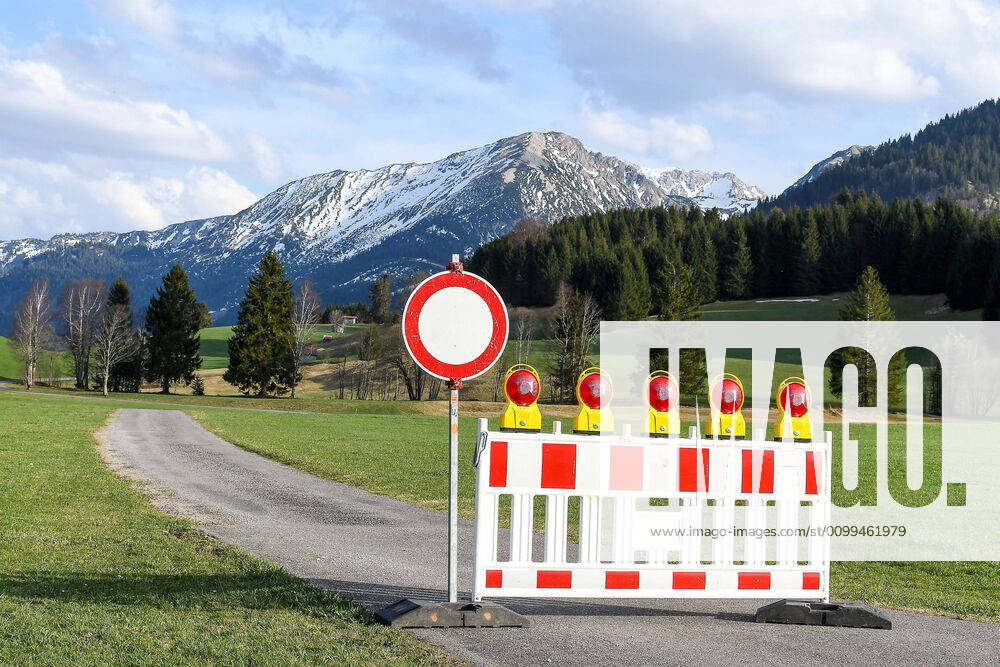 GER, Coronavirus, Closed border crossing point Unterjoch between Germany and Austria 17 04 2020, border to Austria, Unterjoch Bad Hindelang , GER, Coronavirus, Closed border crossing point Unterjoch between Germany and Austria, since 20 03 2020 the border crossing at the national border to Austria is o nph00200