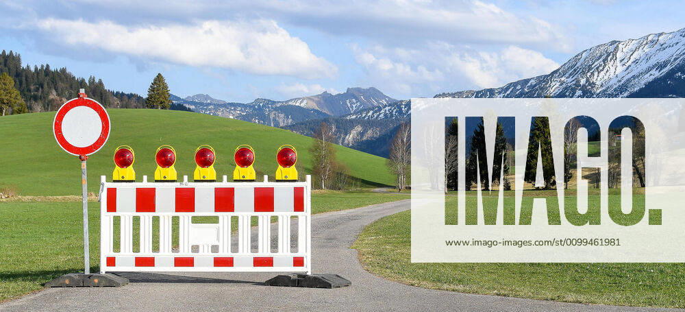 GER, Coronavirus, Closed border crossing point Unterjoch between Germany and Austria 17 04 2020, border to Austria, Unterjoch Bad Hindelang , GER, Coronavirus, Closed border crossing point Unterjoch between Germany and Austria, since 20 03 2020 the border crossing at the national border to Austria is o nph00200