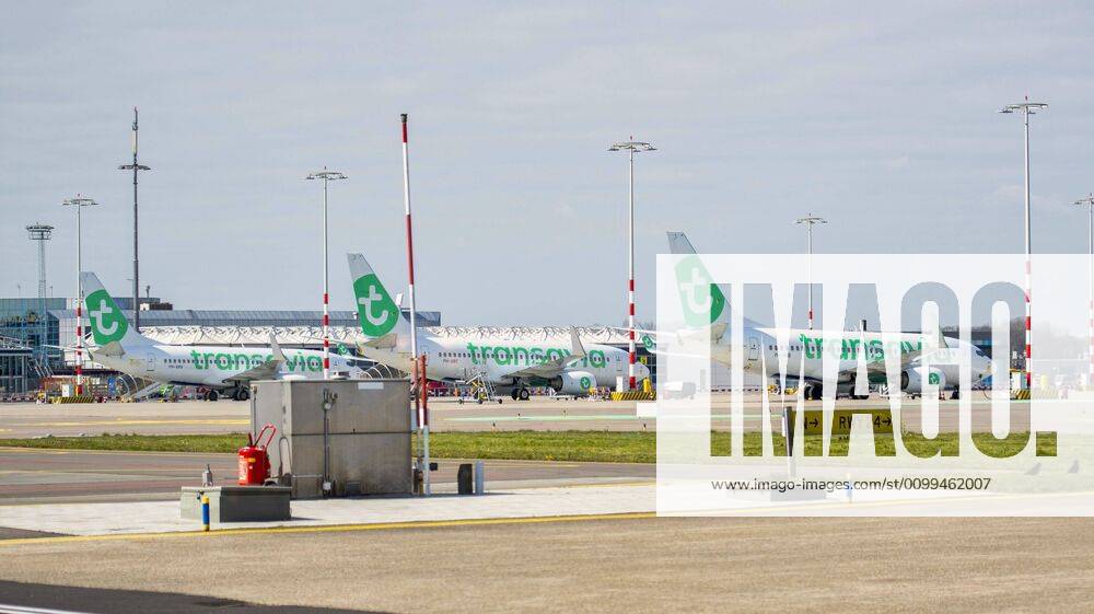 ROTTERDAM 18-04-2020, Rotterdam The Haque Airport van uit de lucht en op de grond tijdens de corona crisis. Transavia vliegtuigen staan aan de grond op het platform. Rotterdam The Haque Airport (RTHA) x7847592x