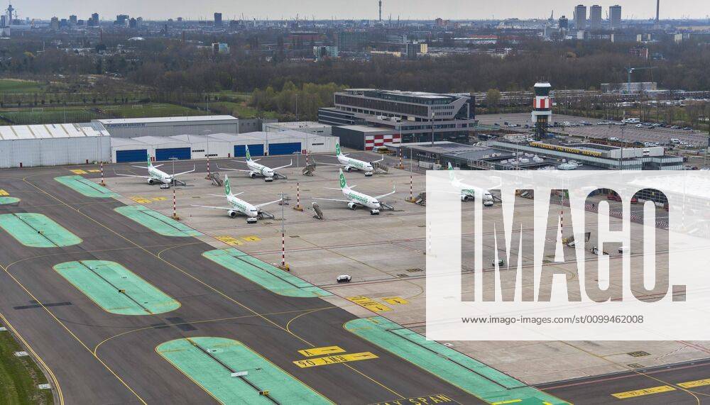 ROTTERDAM 18-04-2020, Rotterdam The Haque Airport van uit de lucht en op de grond tijdens de corona crisis. Transavia vliegtuigen staan aan de grond op het platform. Rotterdam The Haque Airport (RTHA) x7847593x