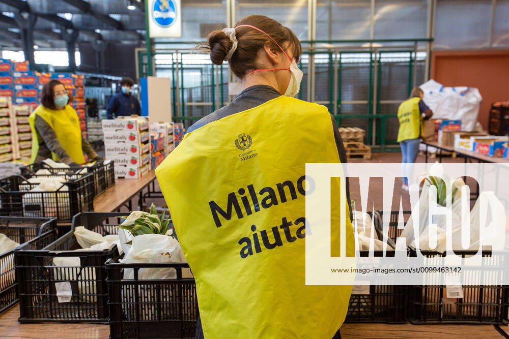 Milan, Coronavirus Covid 19 emergency, the Ortomercato with its wholesalers is participating in the effort of the Municipality of Milan to respond to the increase in demand for food aid from families with a kit of fresh agri-food products that groups of volunteers pack and distribute in temporary food aid hubs (Massimo Alberico Fotogramma, Milan - 2020-04-18) p.s. la foto e utilizzabile nel rispetto del contesto in cui e stata scattata, e senza intento diffamatorio del decoro delle persone rappresentate