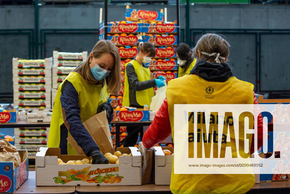 Milan, Coronavirus Covid 19 emergency, the Ortomercato with its wholesalers is participating in the effort of the Municipality of Milan to respond to the increase in demand for food aid from families with a kit of fresh agri-food products that groups of volunteers pack and distribute in temporary food aid hubs (Massimo Alberico Fotogramma, Milan - 2020-04-18) p.s. la foto e utilizzabile nel rispetto del contesto in cui e stata scattata, e senza intento diffamatorio del decoro delle persone rappresentate