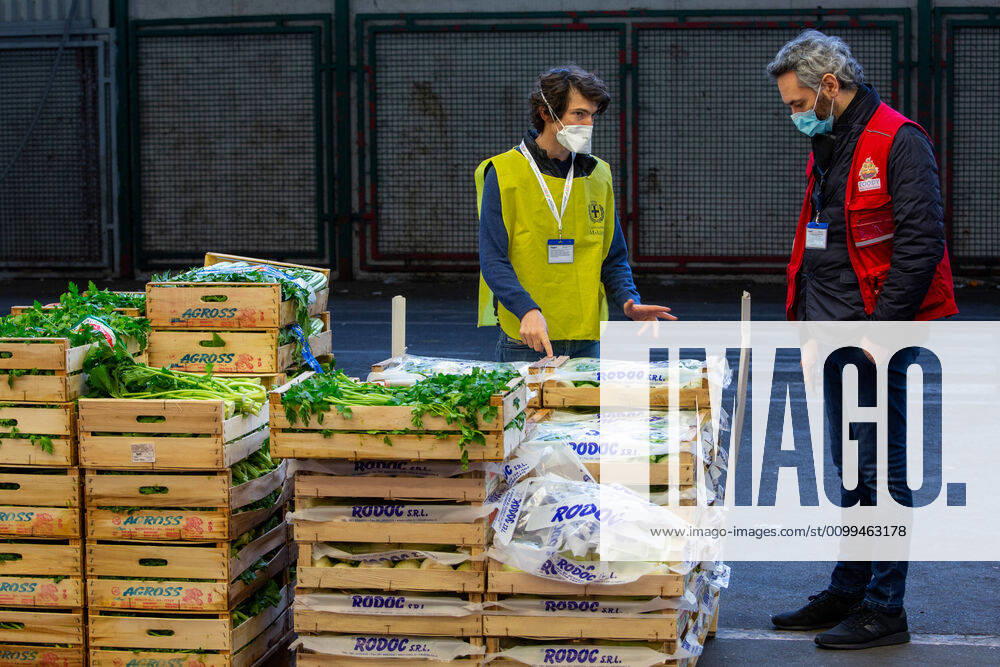 Milan, Coronavirus Covid 19 emergency, the Ortomercato with its wholesalers is participating in the effort of the Municipality of Milan to respond to the increase in demand for food aid from families with a kit of fresh agri-food products that groups of volunteers pack and distribute in temporary food aid hubs. In the photo Nicola Zaffra (Massimo Alberico Fotogramma, Milan - 2020-04-18) p.s. la foto e utilizzabile nel rispetto del contesto in cui e stata scattata, e senza intento diffamatorio del decoro delle persone rappresentate