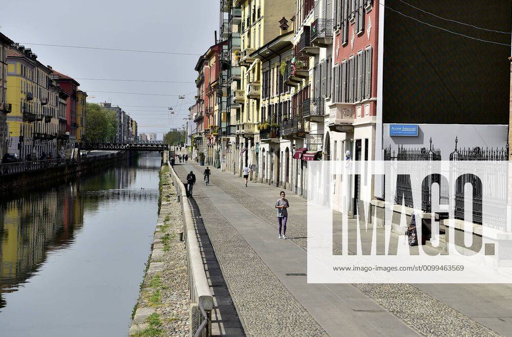 Milan, Approaching Phase 2 of the Coronavirus Emergency, People on the Naviglio Grande, Darsena and Piazza 24 Maggio (Duilio Piaggesi Fotogramma, Milan - 2020-04-18) p.s. la foto e utilizzabile nel rispetto del contesto in cui e stata scattata, e senza intento diffamatorio del decoro delle persone rappresentate