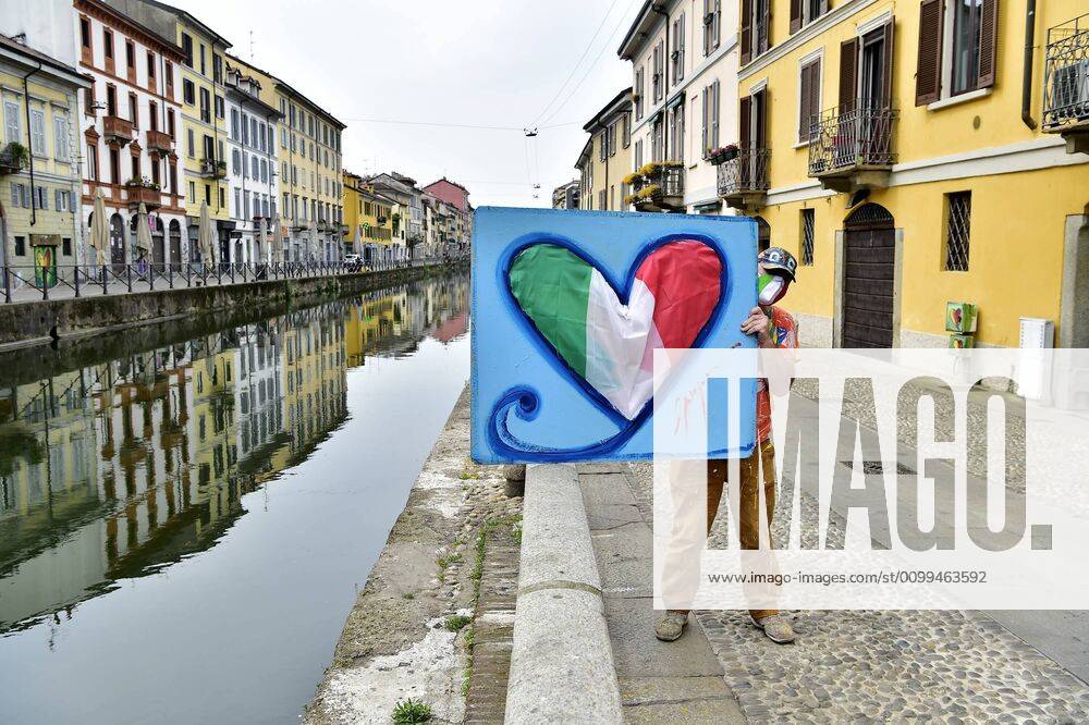 Milan, the painter Gregorio Mancino with his work a painting of a heart made with the Italian flag in the Naviglio Grande at the time of the coronavirus (Duilio Piaggesi Fotogramma, Milan - 2020-04-18) p.s. la foto e utilizzabile nel rispetto del contesto in cui e stata scattata, e senza intento diffamatorio del decoro delle persone rappresentate