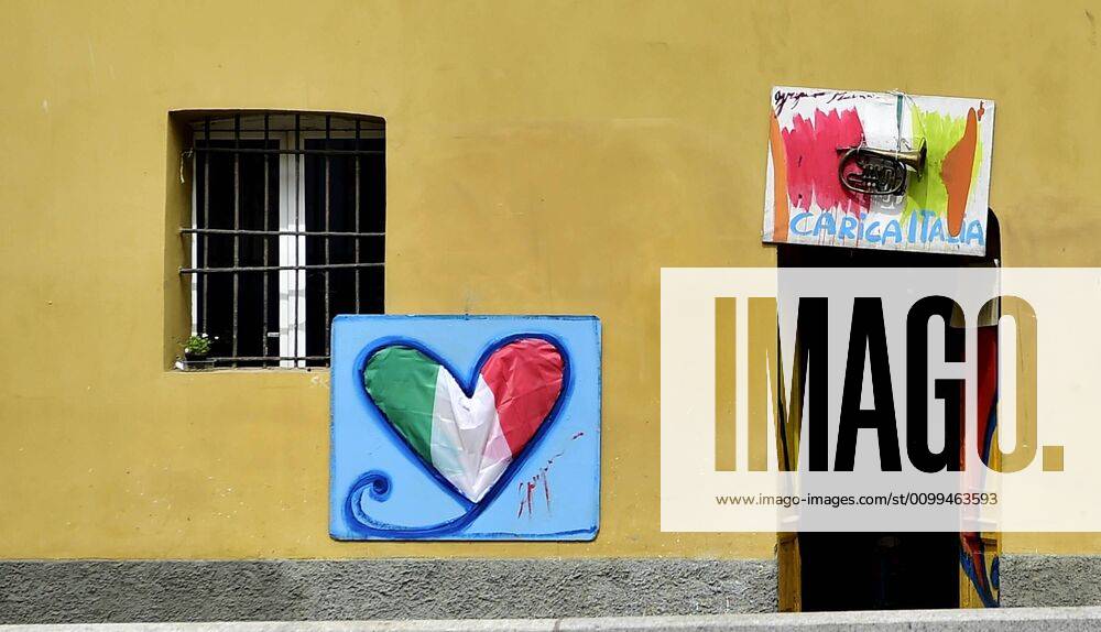 Milan, the painter Gregorio Mancino with his work a painting of a heart made with the Italian flag in the Naviglio Grande at the time of the coronavirus (Duilio Piaggesi Fotogramma, Milan - 2020-04-18) p.s. la foto e utilizzabile nel rispetto del contesto in cui e stata scattata, e senza intento diffamatorio del decoro delle persone rappresentate