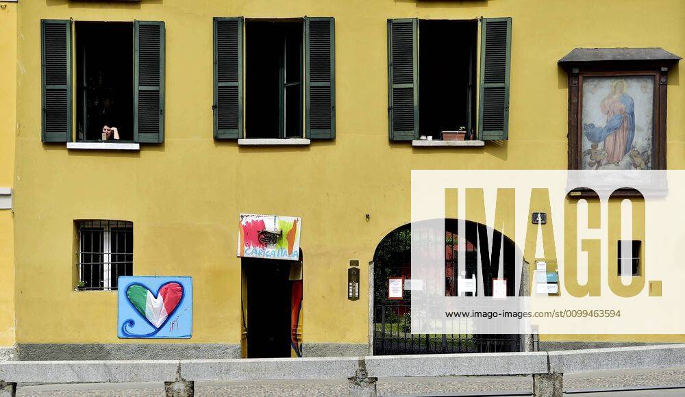 Milan, the painter Gregorio Mancino with his work a painting of a heart made with the Italian flag in the Naviglio Grande at the time of the coronavirus (Duilio Piaggesi Fotogramma, Milan - 2020-04-18) p.s. la foto e utilizzabile nel rispetto del contesto in cui e stata scattata, e senza intento diffamatorio del decoro delle persone rappresentate