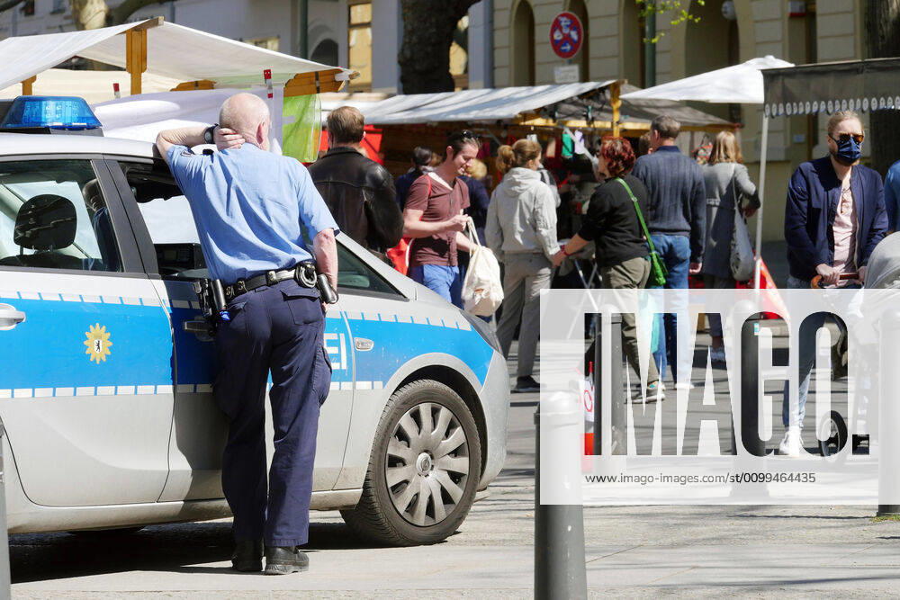 Berlin Germany The Kollwitz market is very well attended at the weekend The police are checking whether all regulations of the Corona crisis are being observed