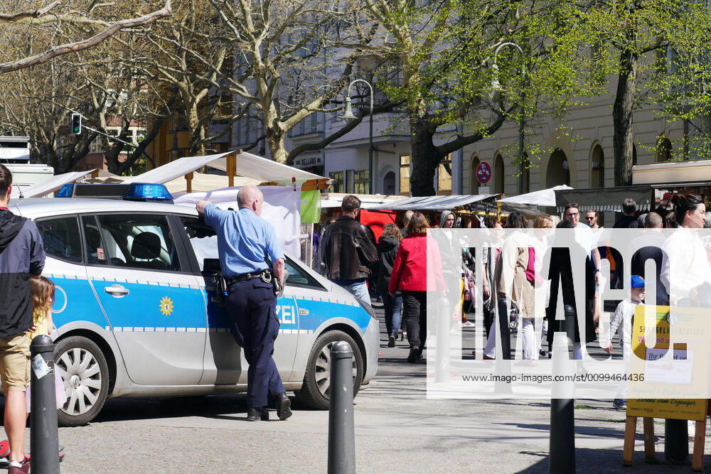 Berlin Germany The Kollwitz market is very well attended at the weekend The police are checking whether all regulations of the Corona crisis are being observed