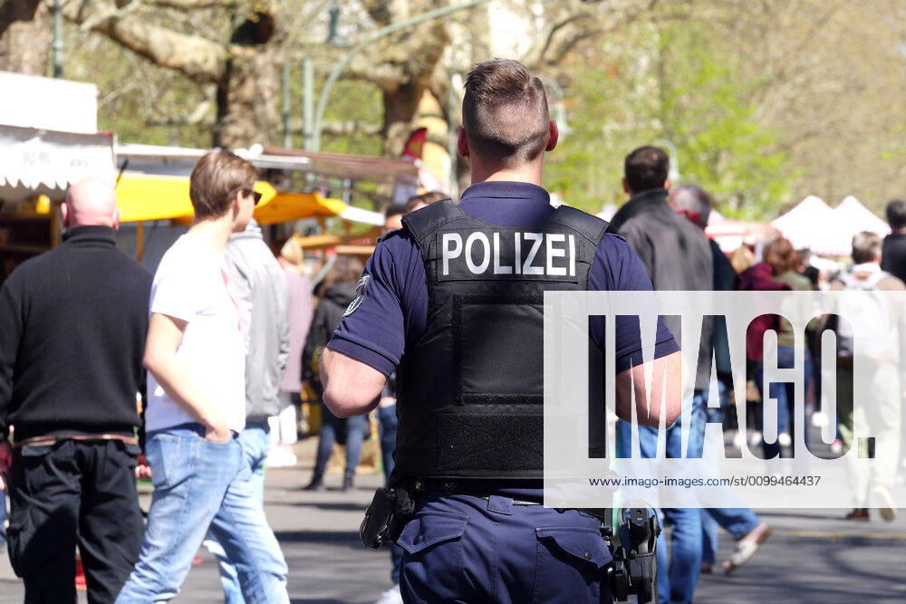 Berlin Germany The Kollwitz market is very well attended at the weekend The police are checking whether all regulations of the Corona crisis are being observed