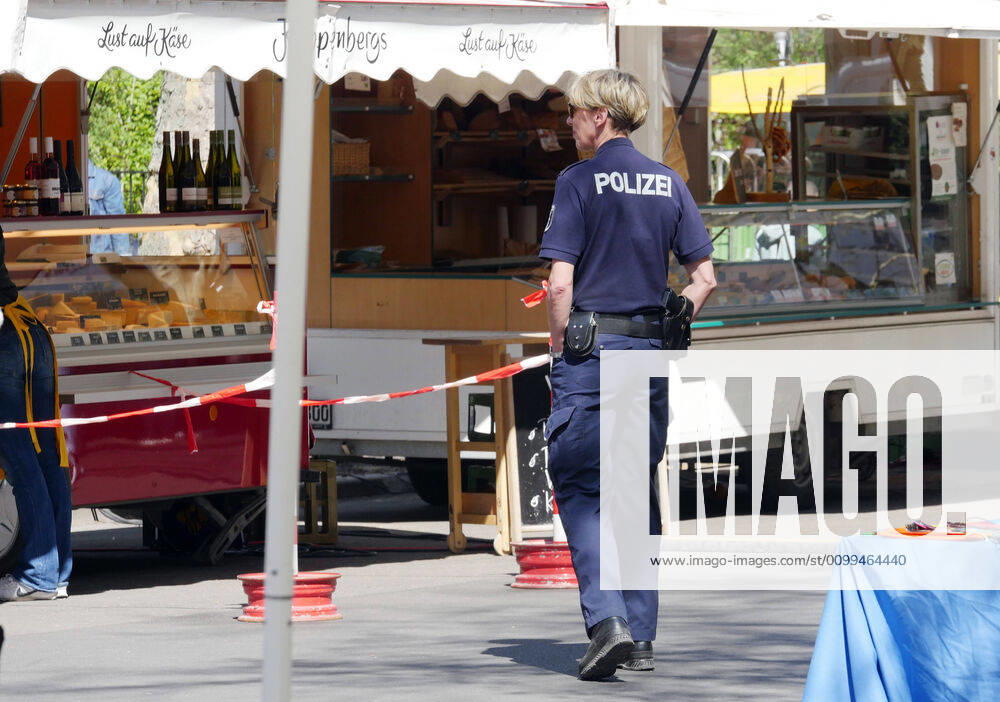 Berlin Germany The Kollwitz market is very well attended at the weekend The police are checking whether all regulations of the Corona crisis are being observed If the distance is too short, distance is ensured and the flow of visitors is regulated
