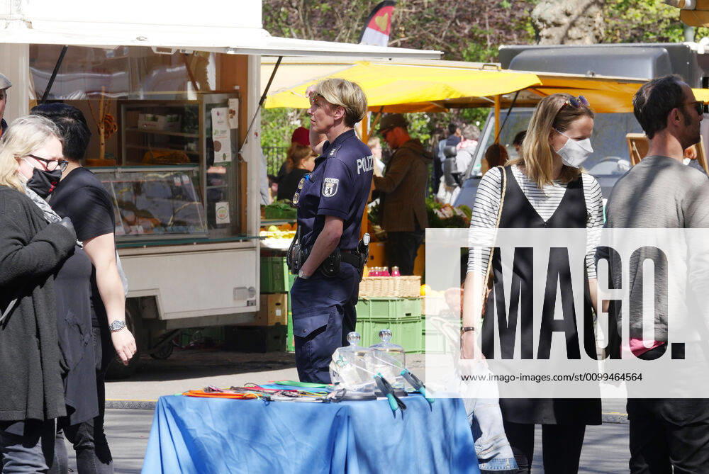 Berlin Germany The Kollwitz market is very well attended at the weekend The police are checking whether all regulations of the Corona crisis are being observed