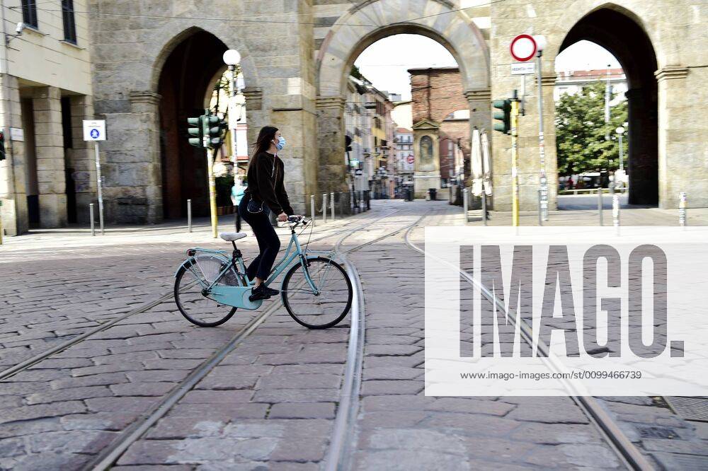 Milan, People on bicycles on cycle paths and on the road around the city during the coronavirus emergency (Duilio Piaggesi Fotogramma, Milan - 2020-04-18) p.s. la foto e utilizzabile nel rispetto del contesto in cui e stata scattata, e senza intento diffamatorio del decoro delle persone rappresentate