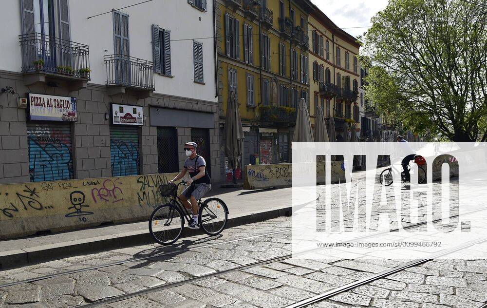 Milan, People on bicycles on the cycle paths and on the road around the city during the coronavirus emergency, in the photo cycle path on the Darsena and Naviglio Grande (Duilio Piaggesi Fotogramma, Milan - 2020-04-18) p.s. la foto e utilizzabile nel rispetto del contesto in cui e stata scattata, e senza intento diffamatorio del decoro delle persone rappresentate