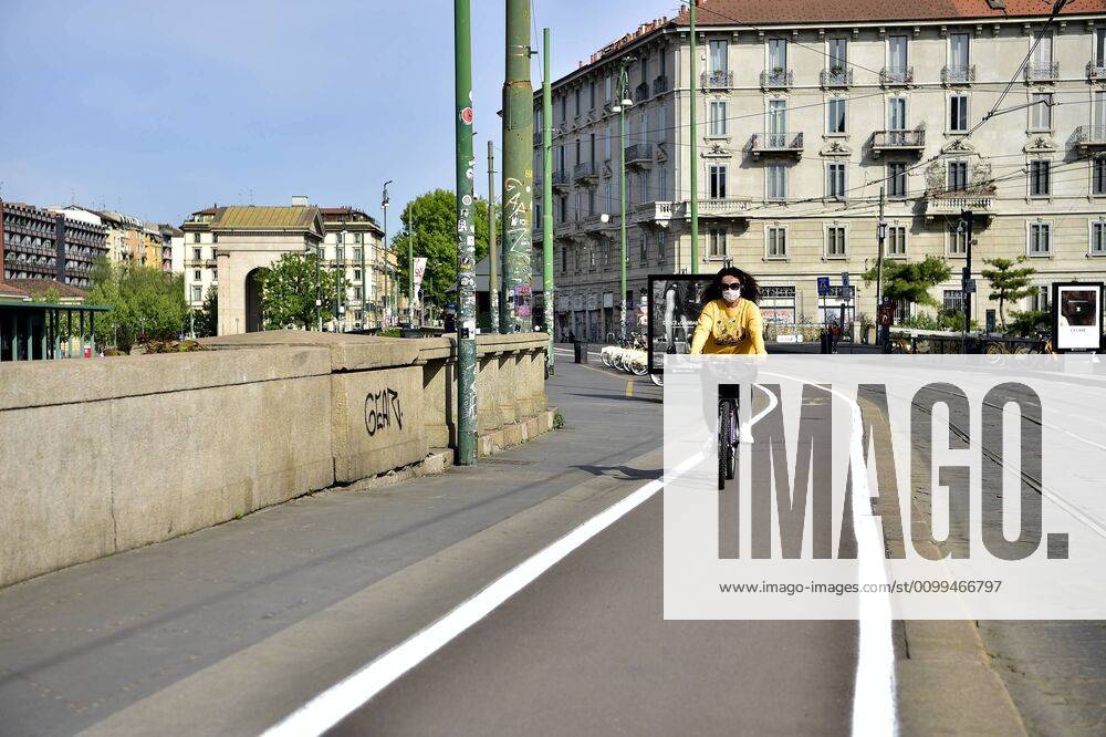 Milan, People on bicycles on the cycle paths and on the road around the city during the coronavirus emergency, in the photo cycle path on the Darsena and Naviglio Grande (Duilio Piaggesi Fotogramma, Milan - 2020-04-18) p.s. la foto e utilizzabile nel rispetto del contesto in cui e stata scattata, e senza intento diffamatorio del decoro delle persone rappresentate