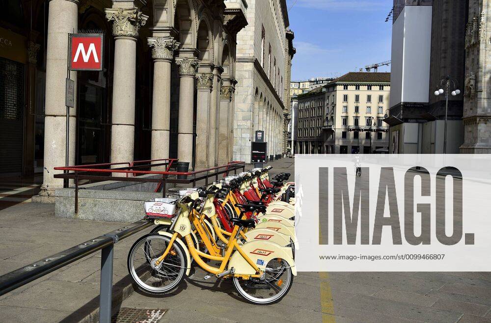 Milan, People on bicycles on cycle paths and on the road around the city during the coronavirus emergency, in the picture Piazza Duomo (Duilio Piaggesi Fotogramma, Milan - 2020-04-18) p.s. la foto e utilizzabile nel rispetto del contesto in cui e stata scattata, e senza intento diffamatorio del decoro delle persone rappresentate