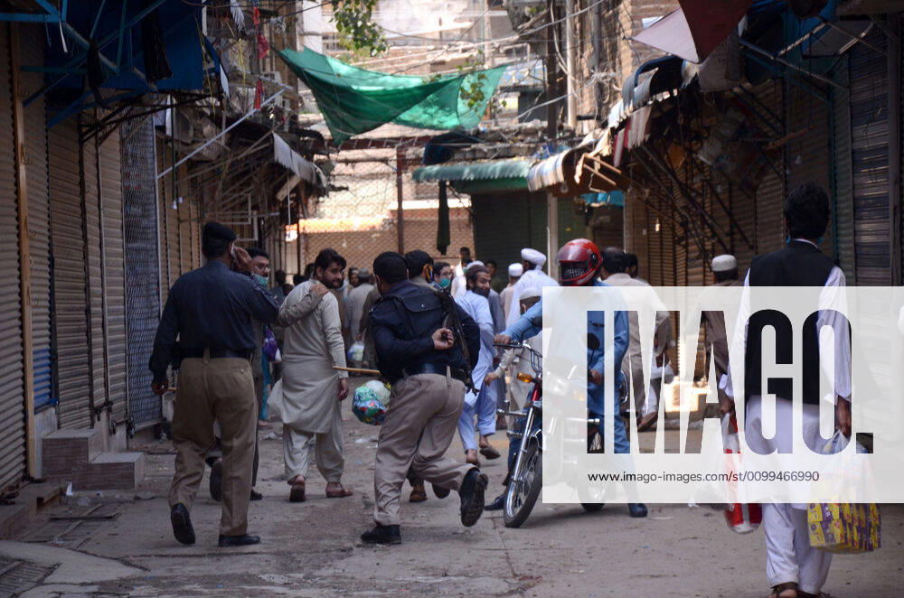 Pakistan: Police officials closing shops Police officials closing shops in the city for precautionary measures to prevent the spread of corona virus. Peshawar khyber pakhtunkhwa Pakistan