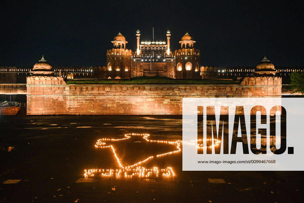 Archaeological Survey of India (ASI) put up a candle display on World Heritage Day and in solidarity with coronavirus frontline workers at Red Fort, on April 18, 2020 in New Delhi, India. ASI Delhi Circle organises diya lighting ceremony at Red Fort and Candle lighting ceremony at Qutub Minar and Humayun s Tomb to express our solidarity with all CORONA WARRIORS like sanitation workers, doctors, police officers and Civil administration. (Photo by Amal KS Hindustan Times ) ASI Delhi Circle Oganises Diya Lighting Ceremony In Solidarity With Coronavirus Frontline Personnel On World Heritage Day