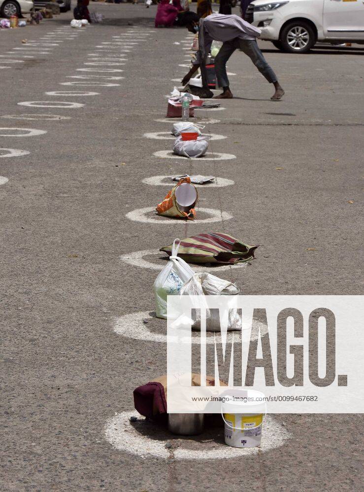 NEW DELHI, INDIA APRIL 18: Belongings are seen placed at circles marked for proper adherence of social distancing during a community feeding session, at R K Ashram, Paharganj, on April 18, 2020 in New Delhi, India. (Photo by Mohd Zakir Hindustan Times ) India Extends Nationwide Coronavirus Lockdown Until May 3