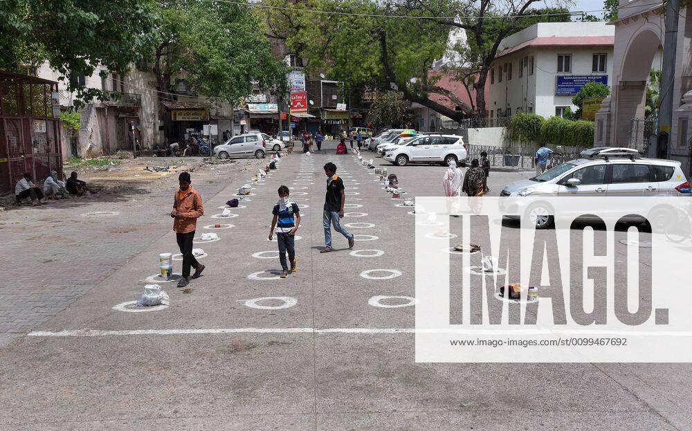 NEW DELHI, INDIA APRIL 18: Belongings are seen placed at circles marked for proper adherence of social distancing during a community feeding session, at R K Ashram, Paharganj, on April 18, 2020 in New Delhi, India. (Photo by Mohd Zakir Hindustan Times ) India Extends Nationwide Coronavirus Lockdown Until May 3