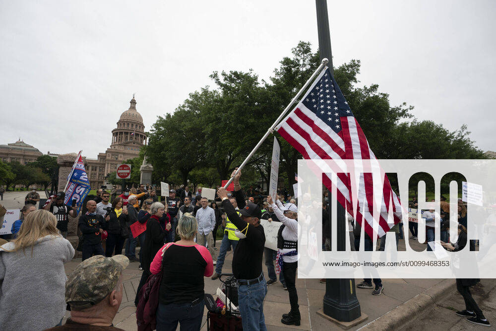 A few hundred Texans flaunt social distancing guidelines in an InfoWars inspired rally at the Texas Capitol where founder Alex Jones encourages the crowd with right-wing rhetoric. Gov. Greg Abbott announced Friday relaxed restrictions on business starting next week. Austin USA - ZUMAd150 20200418_znp_d150_020