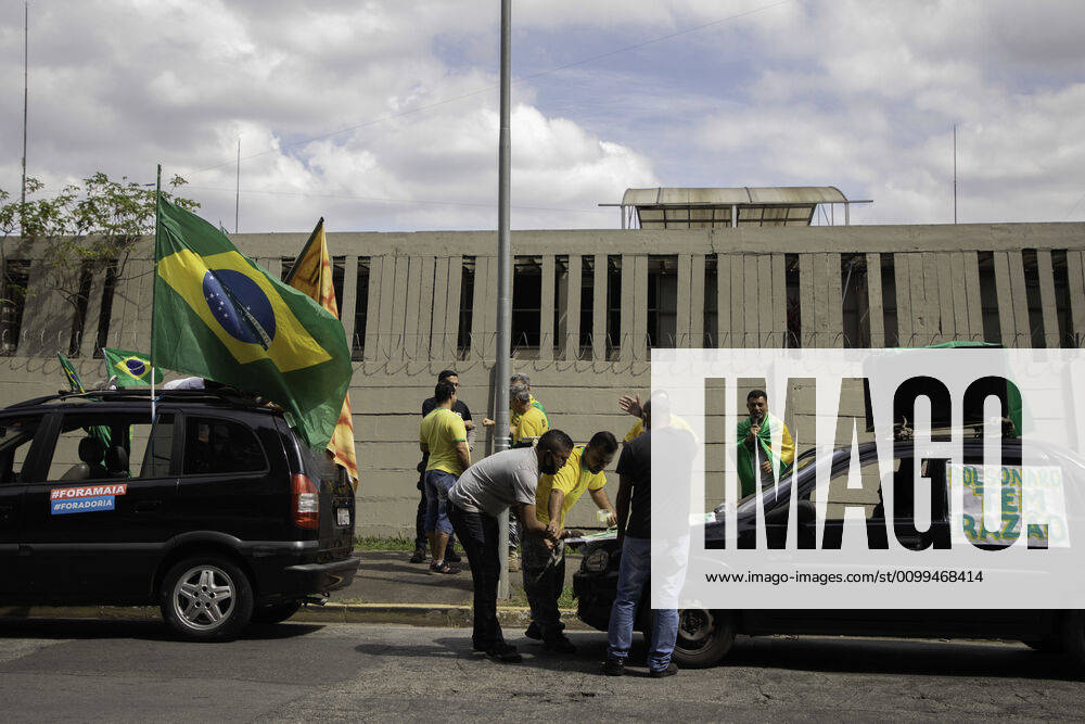 SÃO PAULO, SP - 18.04.2020: CARREATA PRÓ BOLSONARO SP - Protesters participate in a motorcade in favor of President Jair Bolsonaro and against Governor João Doria and Federal Deputy Rodrigo Maia in São Paulo this Saturday morning (18). Movement occurs in different parts of the country. x1905570x BrunoxRocha