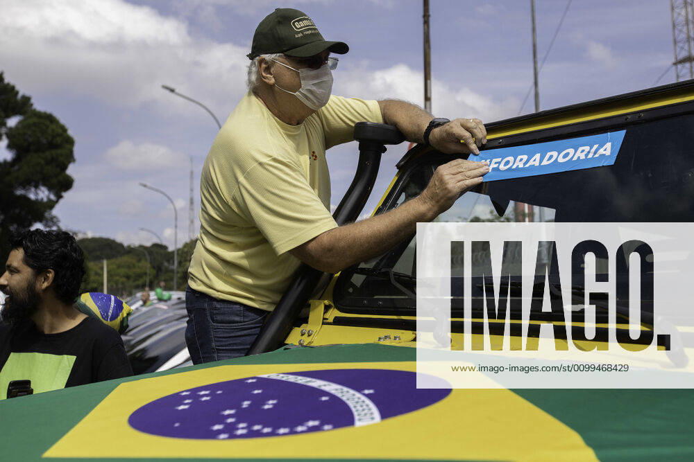 SÃO PAULO, SP - 18.04.2020: CARREATA PRÓ BOLSONARO SP - Protesters participate in a motorcade in favor of President Jair Bolsonaro and against Governor João Doria and Federal Deputy Rodrigo Maia in São Paulo this Saturday morning (18). Movement occurs in different parts of the country. x1905584x BrunoxRocha