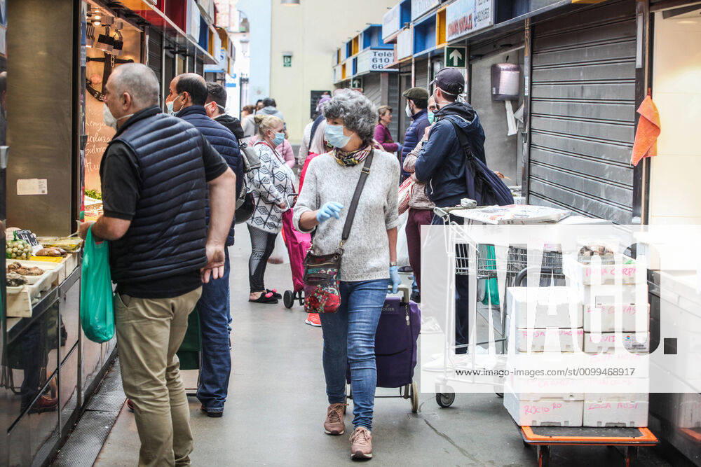 April 18, 2020 (Malaga) Atmosphere in the Malaga shipyard market, where safety is paramount in the distance of purchase and masks due to the coronavirus crisis - ZUMAc161 20200418_zap_c161_002