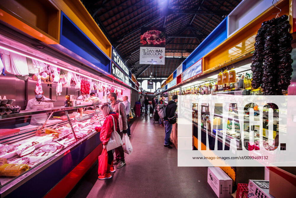 April 18, 2020 (Malaga) Atmosphere in the Malaga shipyard market, where safety is paramount in the distance of purchase and masks due to the coronavirus crisis - ZUMAc161 20200418_zap_c161_017