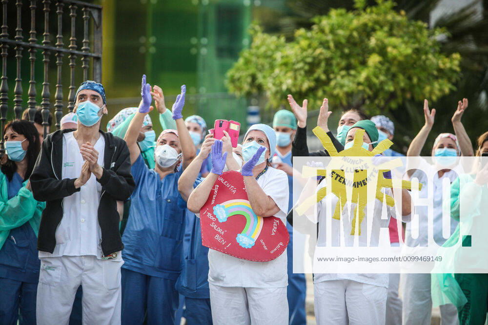 April 18, 2020 (Malaga) Today the solidarity applause of the 20 hours that gather every day at the hospital gates to pay homage to the health workers have joined with agents of the Malaga Local Police and civil protection service at the gates of the Malaga Regional Hospital,former Carlos de Haya Hospital. - ZUMAc161 20200418_zap_c161_022