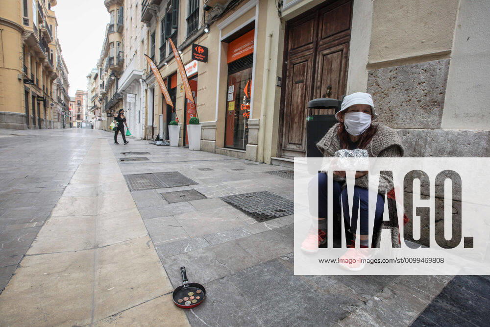 18 April 2020 (Malaga) homeless people ask for food on the streets of Malaga in the wake of the coronavirus crisis - ZUMAc161 20200418_zap_c161_056