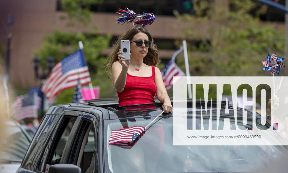 Protesters at a Liberate San Diego rally in downtown San Diego on Saturday waved signs and held banners complaining that they wanted the state to lift its stay at home order, a measure meant to reduce the spread of the coronavirus. The event was clearly political, with an overwhelming amount of signs and banners supporting President Trump. San Diego US - ZUMAp23_ 20200418_zaf_p23_015