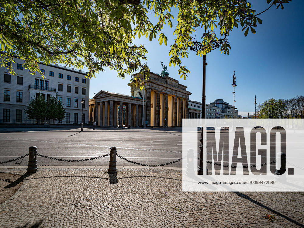 Berlin Mitte, Brandenburg Gate, Street Scene Berlin